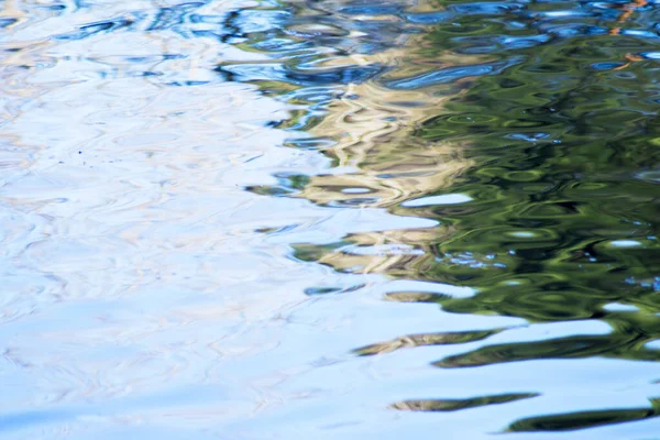 Eau Lac Avec Arbres Réfléchis Déconcentrés Pas Peuple — Photo