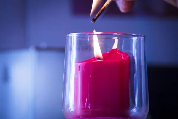 Dedos Homem Acendendo Uma Vela Vermelha Dentro Vaso Vidro Transparente — Fotografia de Stock