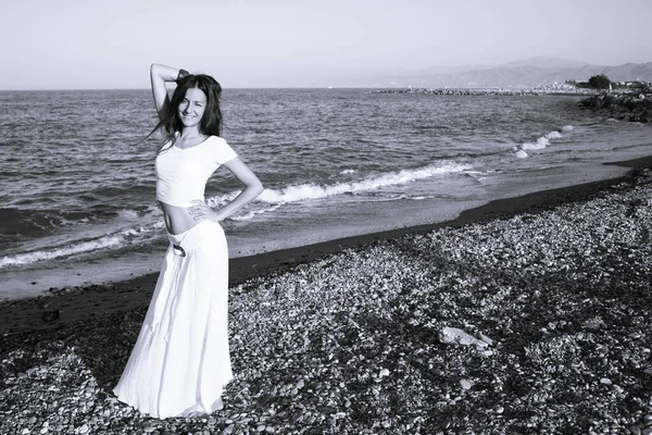 Sahilde Beyaz Elbiseli Çekici Bir Kadın Pozitif Ifade — Stok fotoğraf