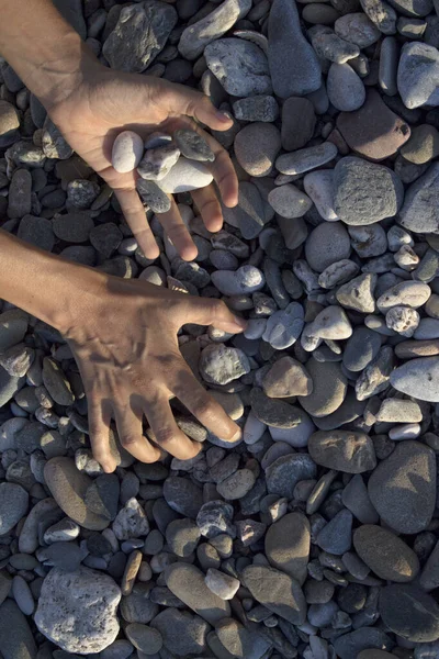 Manos Mujer Tocando Piedras Playa Piedras Gris —  Fotos de Stock