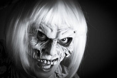 Cadılar Bayramı gecesi için katil hemşire gibi giyinmiş bir kadın.