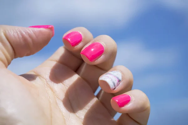 Womans Hand Showing Her Semipermanent Manicure Pink Colour — Stock Photo, Image