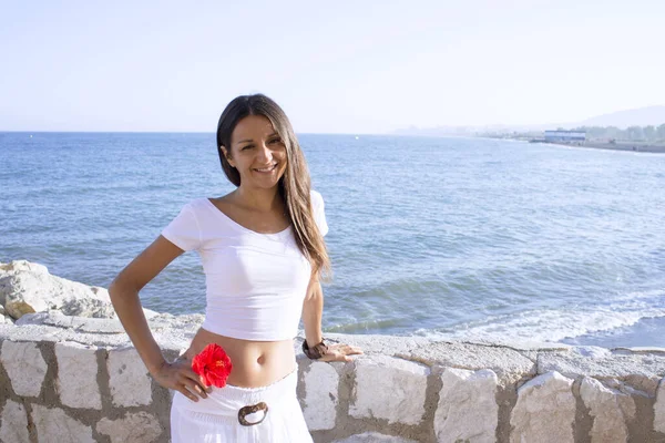 Retrato Menina Vestida Branco Com Mar Fundo — Fotografia de Stock