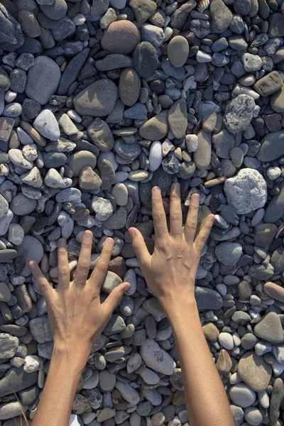 Manos Mujer Tocando Piedras Playa Piedras Gris —  Fotos de Stock