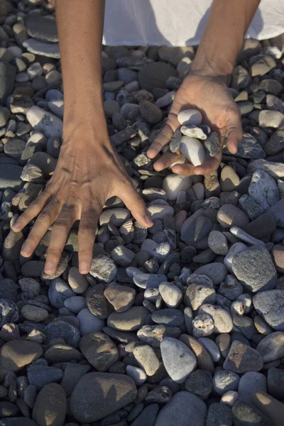 Manos Mujer Tocando Piedras Playa Piedras Gris —  Fotos de Stock