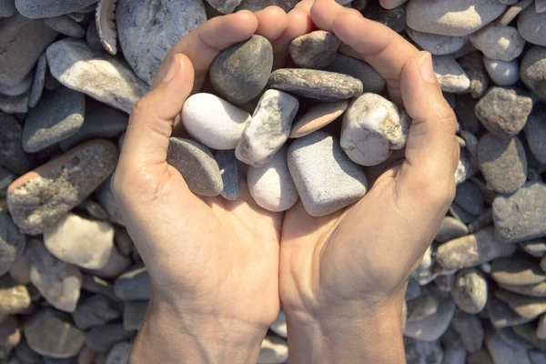 Manos Mujer Tocando Piedras Playa Piedras Gris —  Fotos de Stock