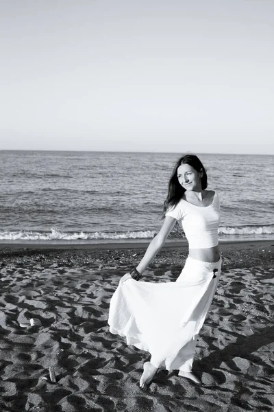 Vrouw Gekleed Witte Blootsvoets Het Strand Zand Lachen — Stockfoto