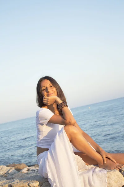 Kumsalda Beyaz Elbiseli Mutlu Yüzlü Bir Kadın — Stok fotoğraf