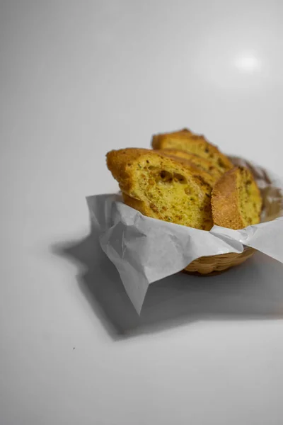 Beyaz arka planda sarımsak ekmek