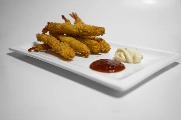 Langostinos fritos con salsa de kétchup y brea . — Foto de Stock