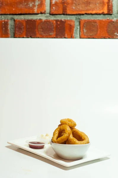 Beyaz arka plan üzerinde kızarmış mürekkep