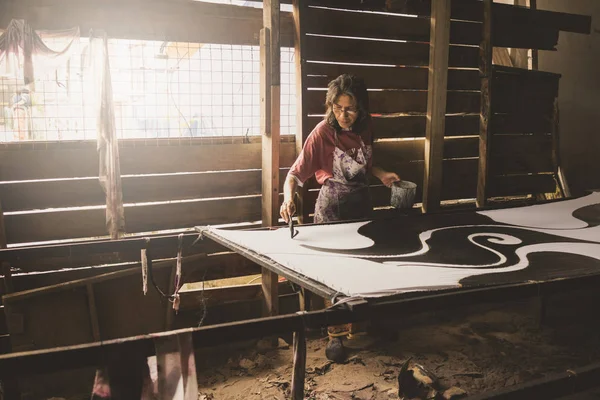 Kelantan Batik yapımında