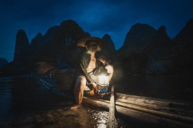 Gece balık için hazırlanıyor