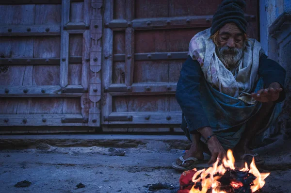 Keep warm by the fire — Stock Photo, Image