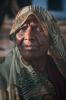 Pushkar, Hindistan - 16 Şubat 2015: geleneksel giyim Hintli bir kadın portresi.