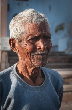 Pushkar, Hindistan - 16 Şubat 2015: gri saçlı bir Hint yaşlı portresi.