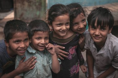 Eski Delhi, Hindistan - 15 Şubat 2015: atış Hintli çocuk eski Delhi, Hindistan alınan bir grup