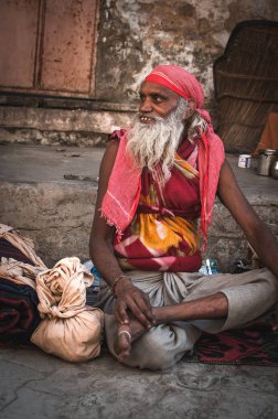 Pushkar, Hindistan - 16 Şubat 2015: geleneksel giyim Pushkar, Hindistan Caddesi'nde oturarak bir Hint yaşlı bir kadeh