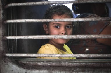 Ajmer, Hindistan - 18 Şubat 2015: Ajmer, Hindistan'da bir tren içinde Hintli bir kız portresi.