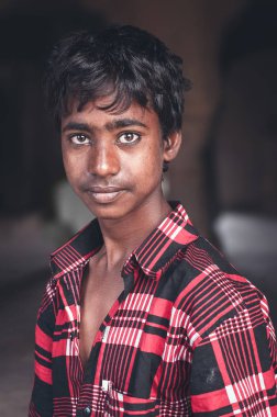 Baswa, Hindistan: 19 Şubat 2015 - bir portre bir Hintli erkek genç vurdu.