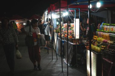 Luang Prabang, Laos: 2 Mayıs 2018 - suyu barlar gece atış Luang Prabang, Laos, sokaklarında.
