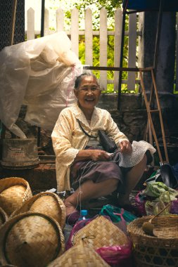Luang Prabang, Laos: 4 Mayıs, 2018 - portre fotoğrafını Luang Prabang, Laos sabah pazarda alınan yerel bir yaşlı. Kadın sanat ve el sanatları satış.