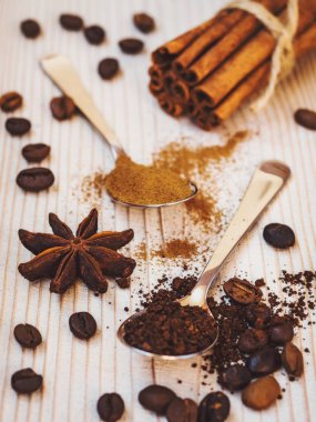 Zemin kahve ve kaşık tarçın