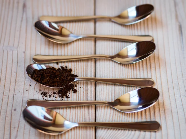 Kaşık kahve tablo ile