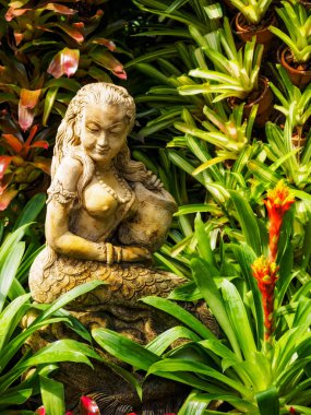 Taş heykel ile Yaz Bahçesi