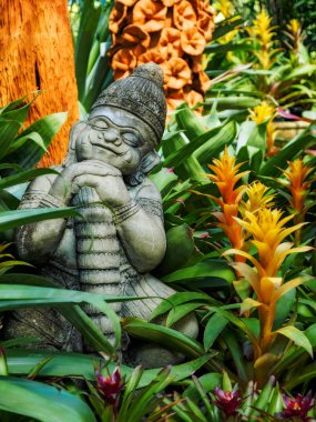 Taş heykel ile Yaz Bahçesi