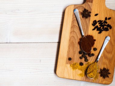 Çeşniler masada iki kaşık