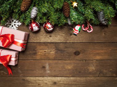 Ahşap bir arka planda noel ağacıyla ilgili mutlu noeller.