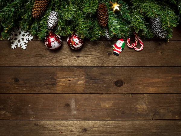 Καλά Χριστούγεννα θέμα σε ένα ξύλινο φόντο με χριστουγεννιάτικο δέντρο — Φωτογραφία Αρχείου