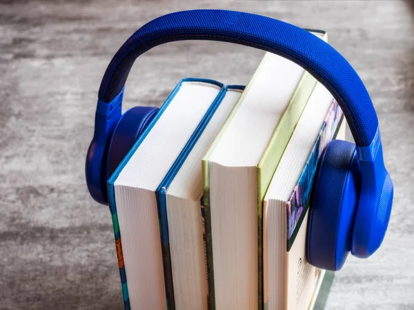 Audiobook kavramı. Kitaplar kulaklık ile masaya koy