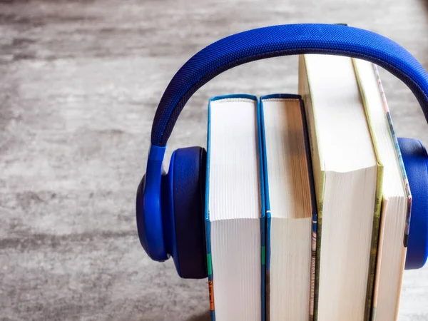 Concept Van Audioboek Boeken Tabel Met Koptelefoon Zetten Hen — Stockfoto