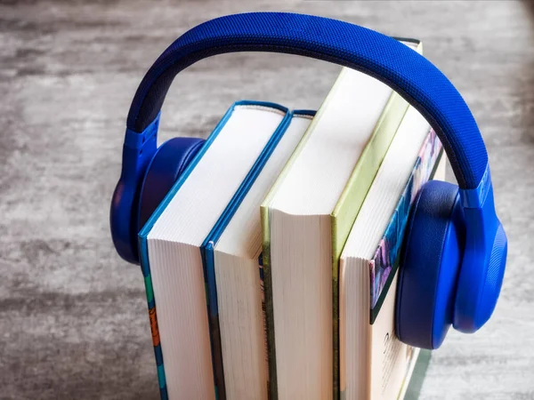 Hörbuchkonzept Bücher Auf Dem Tisch Mit Aufgesetzten Kopfhörern Stockfoto