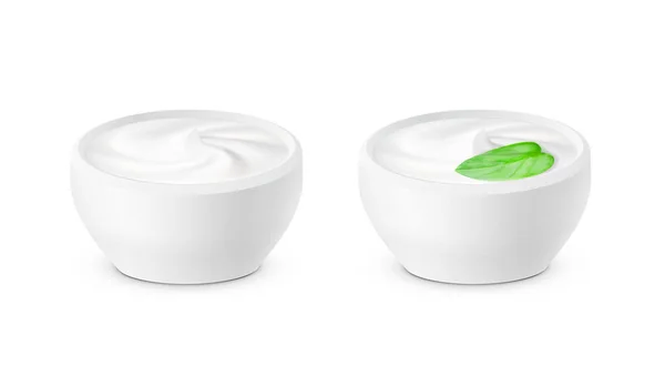 Cuenco blanco realista con crema agria, mayonesa o yogur con Origano — Vector de stock