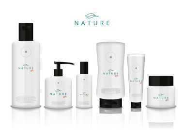 Beyaz Arkaplanda 3D Gerçekçi Kozmetik Şişeleri