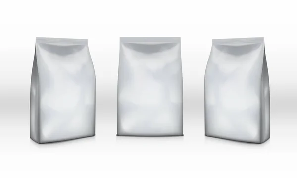Pacchetto della borsa della stagnola d'argento isolato su bianco — Vettoriale Stock