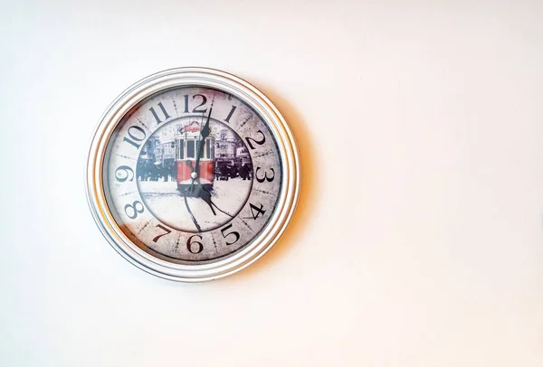Relógio de parede com algarismos árabes mostrador branco — Fotografia de Stock