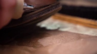 Ayakkabı tamiri. Ayakkabı tabanına yapıştırıcı sür. Yakın plan..
