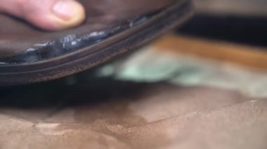 Ayakkabı tamiri - tabanı yapıştırın. Yakın çekim..