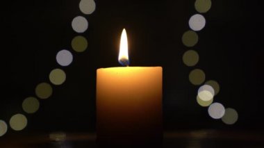 Mum karanlıkta yanıyor..