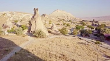 Kapadokya, Türkiye Dağın tepesinden bir kuadkoptere ateş etme manzarası. Peyzaj.