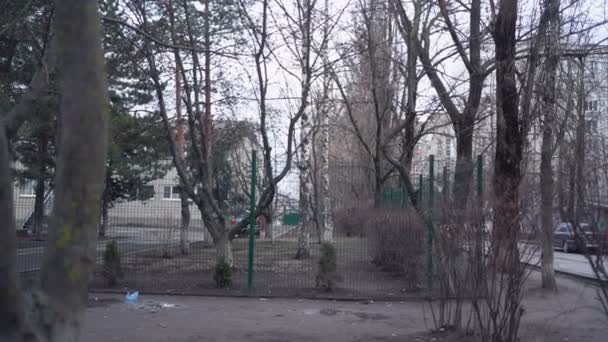 俄罗斯。街。忧郁，悲伤。裸树和多层建筑物. — 图库视频影像