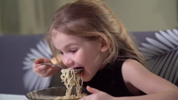 Menina peluda comendo macarrão. vista lateral . — Vídeo de Stock