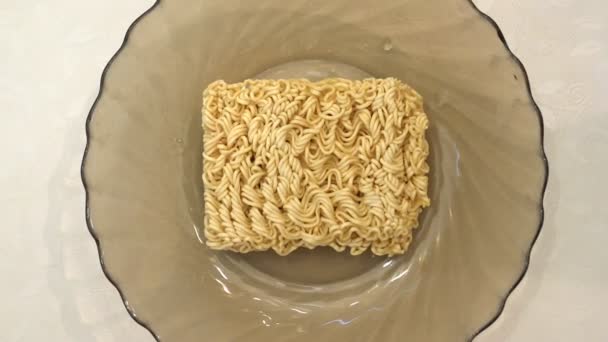 For instant noodles poured on top of the spice, close-up. — Stock Video