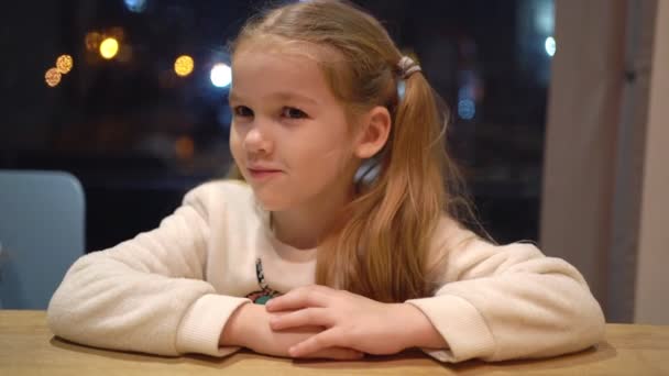 Little girl blondynka dziewczyna cieszy się w kawiarni. — Wideo stockowe