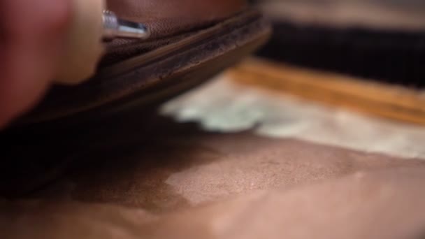 Oprava obuvi - nalepte lepidlo na podrážku. Detailní záběr. — Stock video