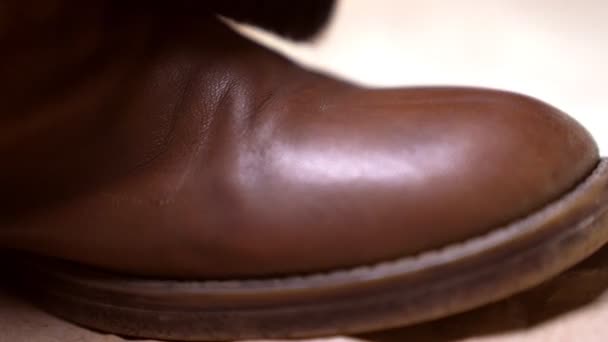 Τρίψτε τα παπούτσια με μια βούρτσα και κρέμα. Κλείσιμο. — Αρχείο Βίντεο